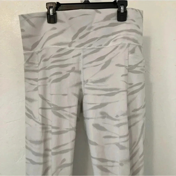 ATHLETA Salutation Stash Gray Zebra Stripe 7/8 Tight Leggings Size Large - Picture 2 of 13
